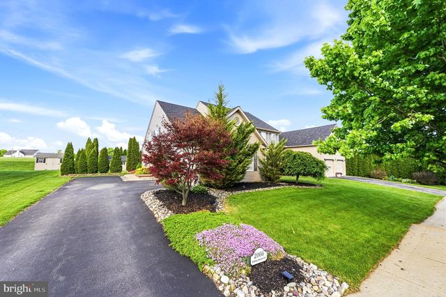 2066 ROLLING MEADOW DR, Macungie, PA 18062