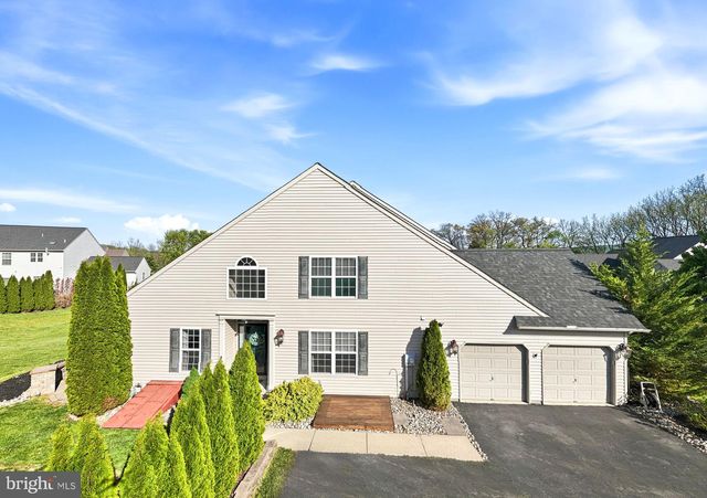 2066 ROLLING MEADOW DR, Macungie, PA 18062