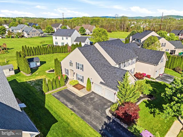 2066 ROLLING MEADOW DR, Macungie, PA 18062