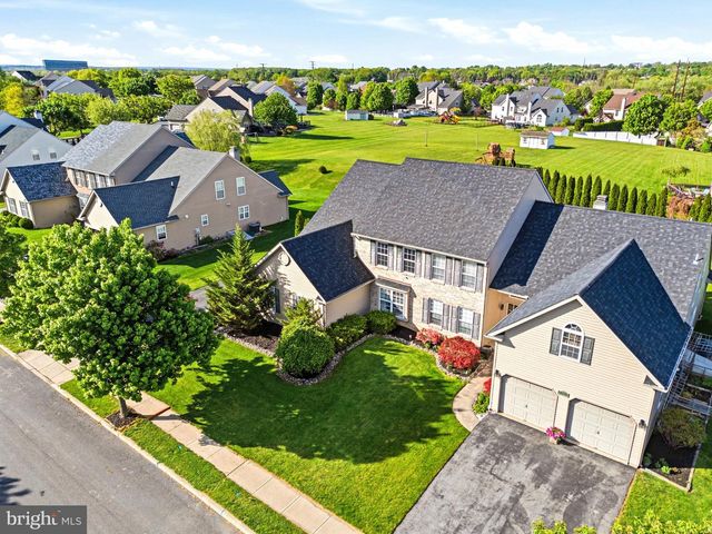 2066 ROLLING MEADOW DR, Macungie, PA 18062