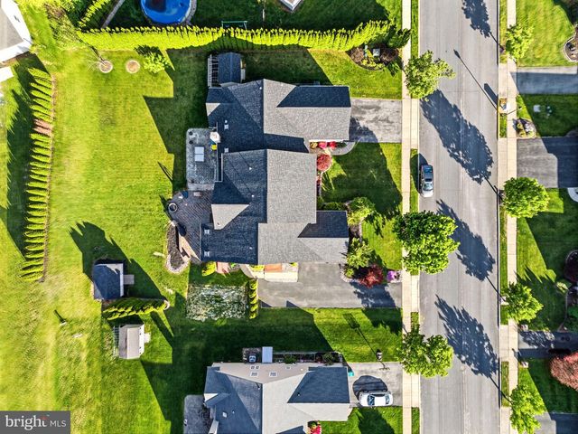 2066 ROLLING MEADOW DR, Macungie, PA 18062