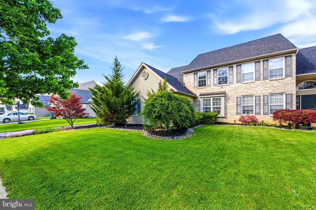 2066 ROLLING MEADOW DR, Macungie, PA 18062