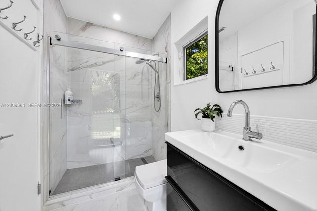 5750 SW 52nd Ter, South Miami, FL 33155