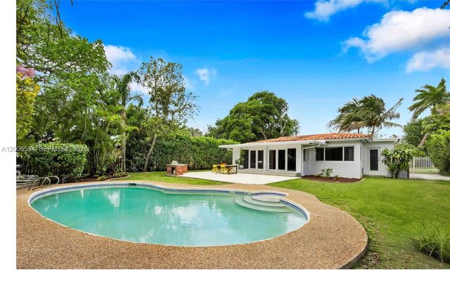 5750 SW 52nd Ter, South Miami, FL 33155