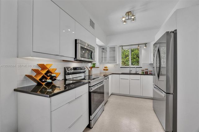 5750 SW 52nd Ter, South Miami, FL 33155