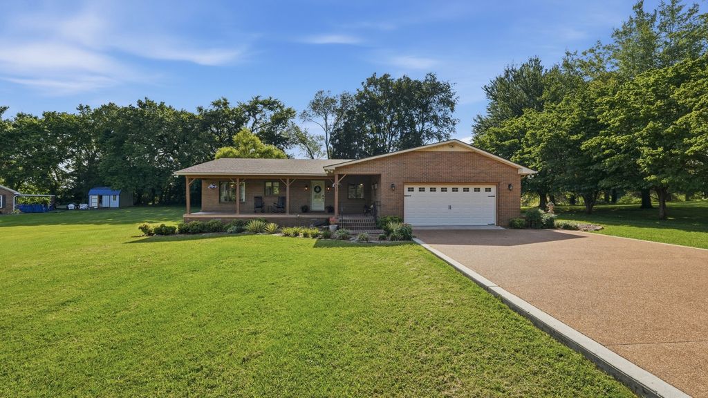 715 Anderson St, Cowan, TN 37318