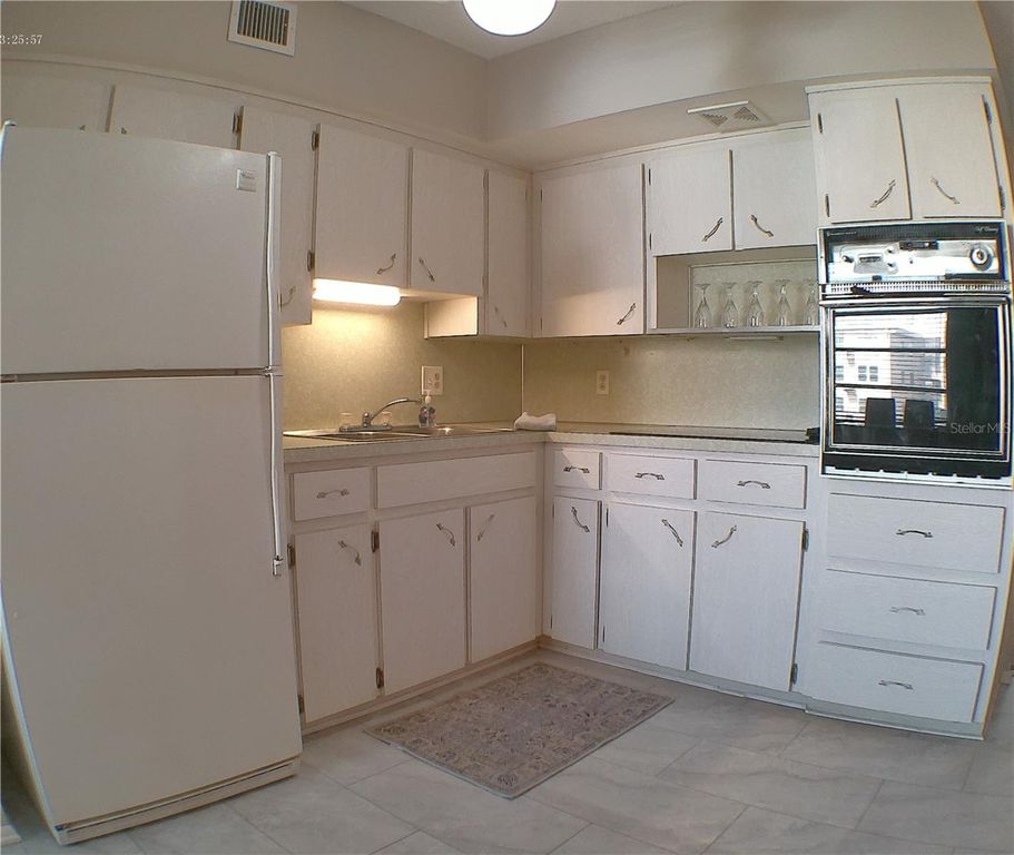 Image 19 of property listing at 2456 ECUADORIAN WAY 38, Clearwater, FL 33763