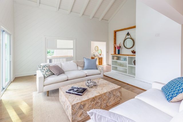 43 Seabreeze Dr, Bourne, MA 02532