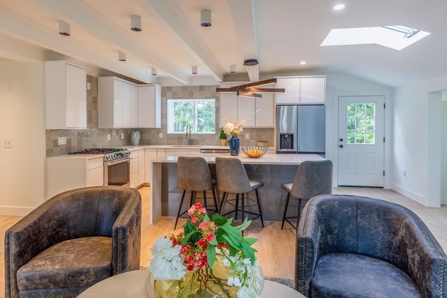 43 Seabreeze Dr, Bourne, MA 02532