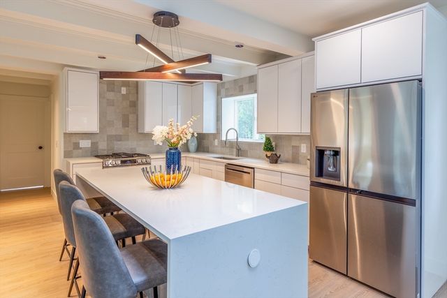 43 Seabreeze Dr, Bourne, MA 02532