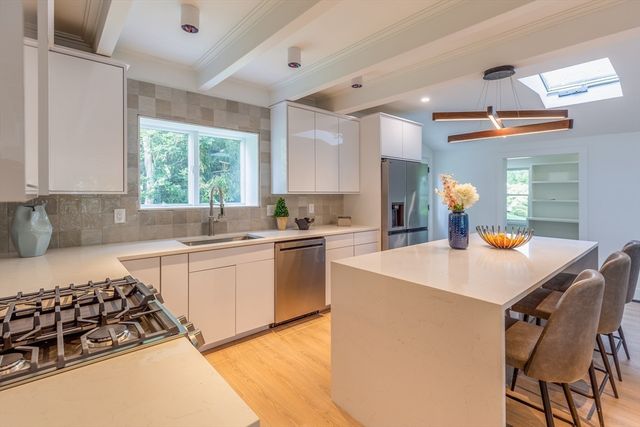 43 Seabreeze Dr, Bourne, MA 02532
