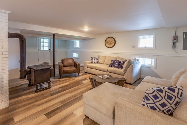 43 Seabreeze Dr, Bourne, MA 02532