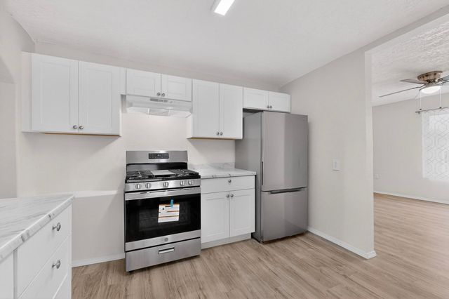 376 58th Street NW, Albuquerque, NM 87105