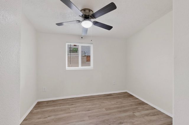 376 58th Street NW, Albuquerque, NM 87105