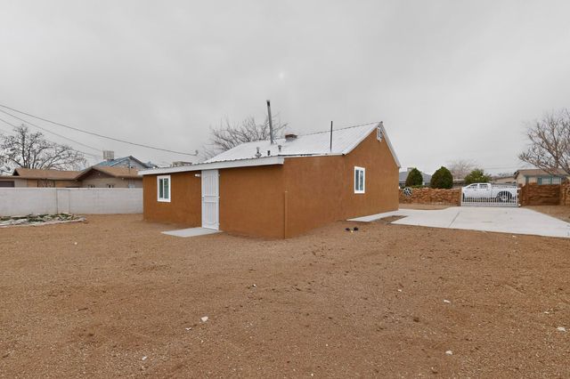 376 58th Street NW, Albuquerque, NM 87105