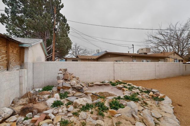 376 58th Street NW, Albuquerque, NM 87105