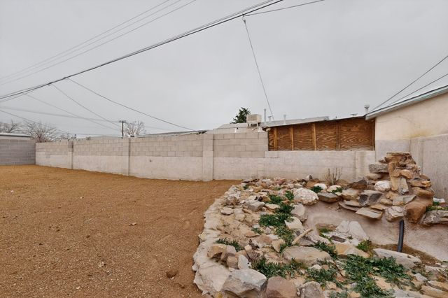 376 58th Street NW, Albuquerque, NM 87105