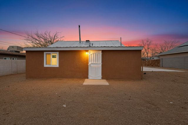376 58th Street NW, Albuquerque, NM 87105