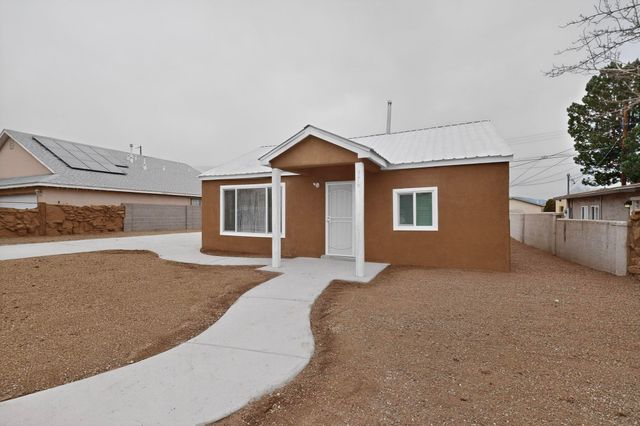 376 58th Street NW, Albuquerque, NM 87105