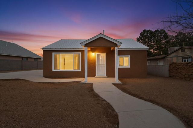 376 58th Street NW, Albuquerque, NM 87105