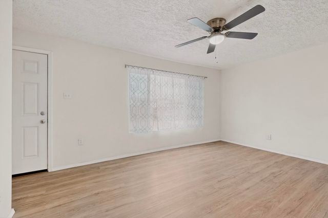 376 58th Street NW, Albuquerque, NM 87105