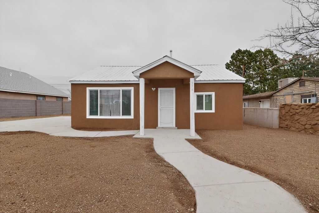 376 58th Street NW, Albuquerque, NM 87105