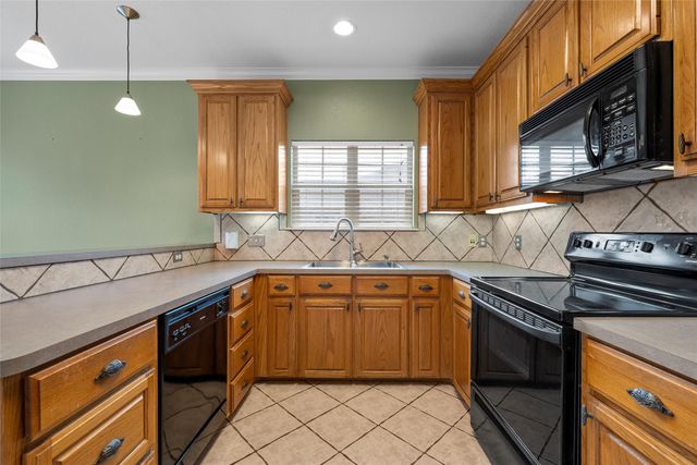 1112 South Haven Drive, Hewitt, TX 76643