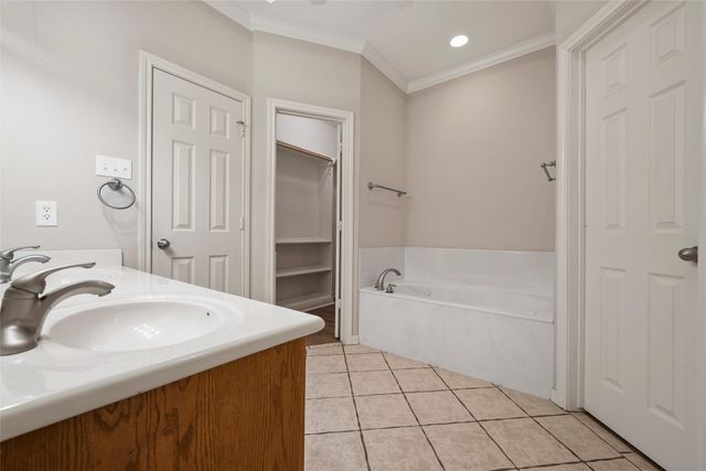 1112 South Haven Drive, Hewitt, TX 76643