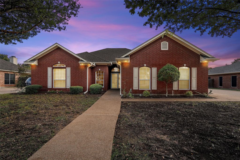 1112 South Haven Drive, Hewitt, TX 76643