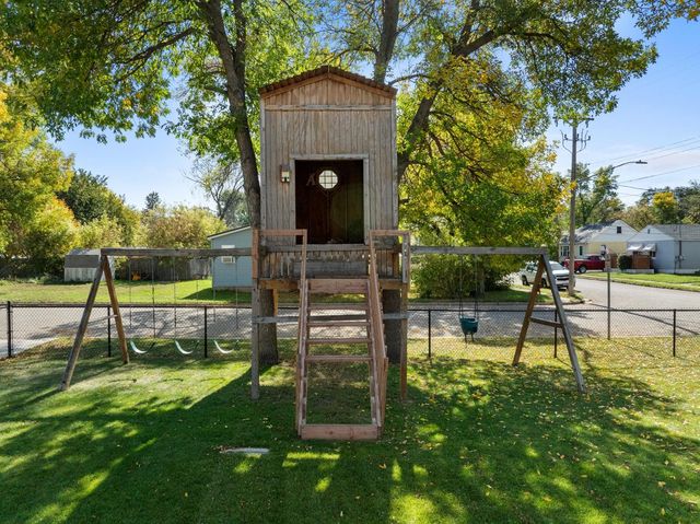 511 & 515 19TH ST SE, Minot, ND 58701