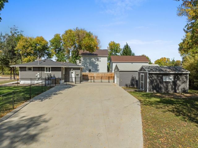 511 & 515 19TH ST SE, Minot, ND 58701