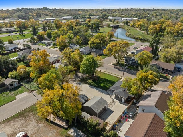 511 & 515 19TH ST SE, Minot, ND 58701