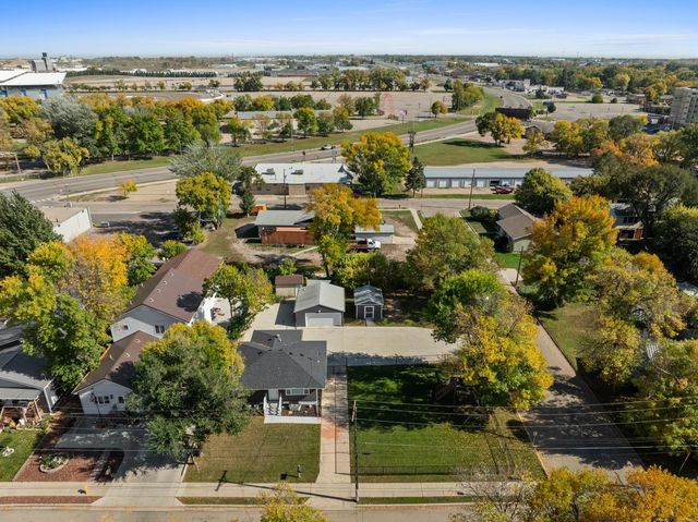 511 & 515 19TH ST SE, Minot, ND 58701