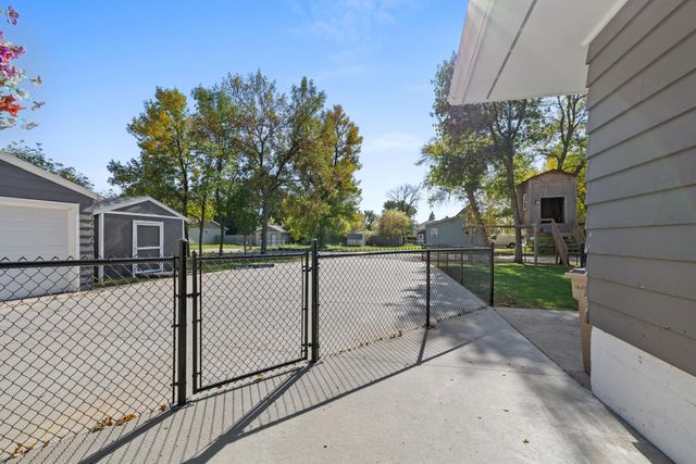 511 & 515 19TH ST SE, Minot, ND 58701