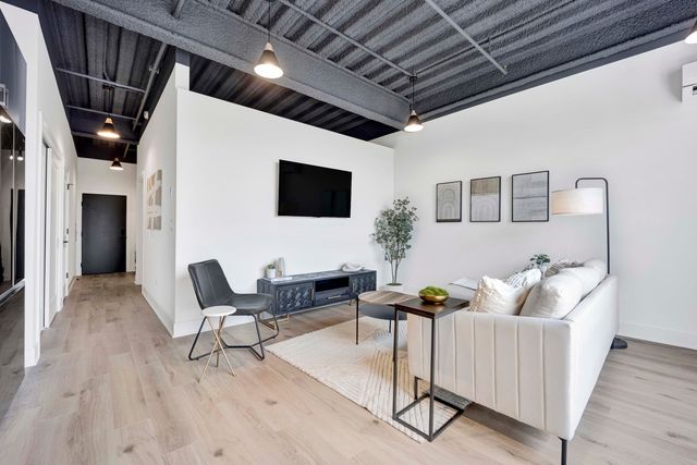 1802 W Berenice Avenue 607, Chicago, IL 60613