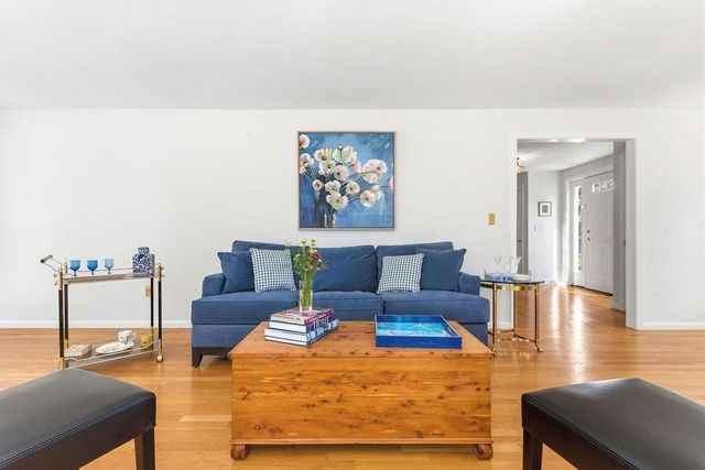 14 Lancelot Ln, Mansfield, MA 02048