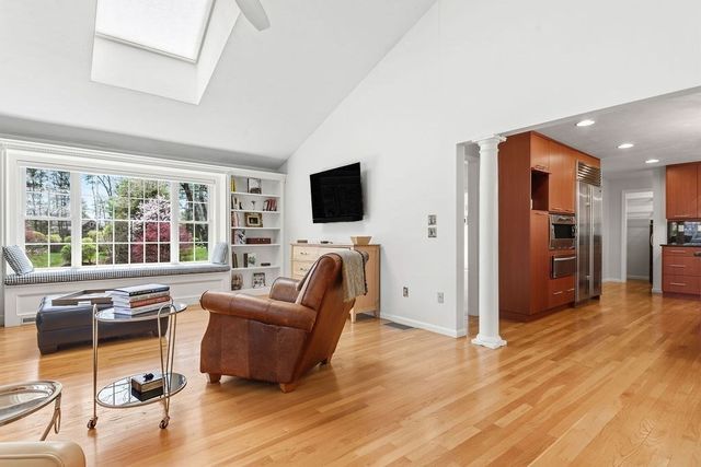 14 Lancelot Ln, Mansfield, MA 02048