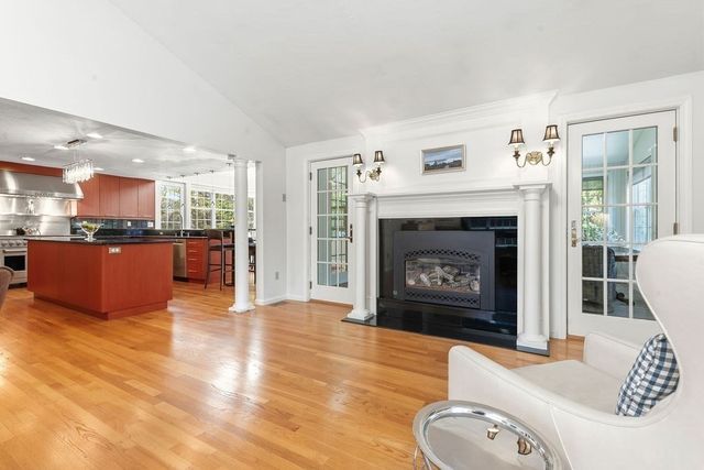 14 Lancelot Ln, Mansfield, MA 02048