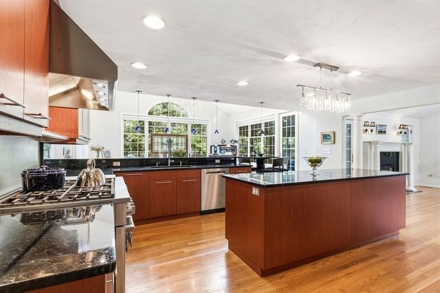 14 Lancelot Ln, Mansfield, MA 02048