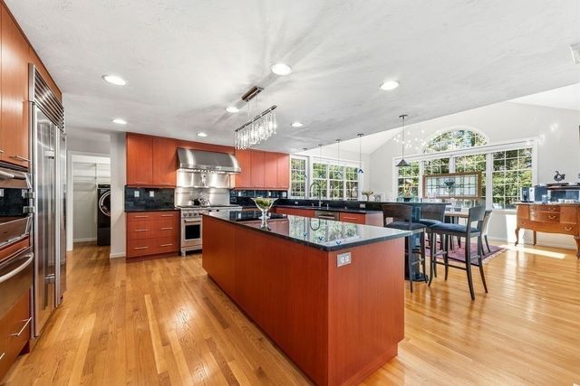 14 Lancelot Ln, Mansfield, MA 02048