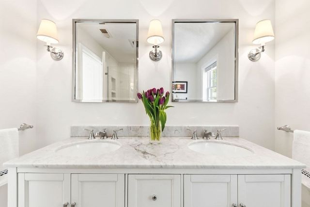 14 Lancelot Ln, Mansfield, MA 02048