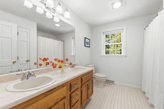 14 Lancelot Ln, Mansfield, MA 02048