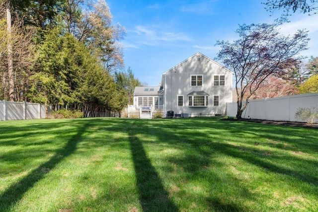 14 Lancelot Ln, Mansfield, MA 02048