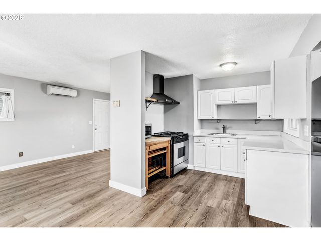 9926 N LOMBARD St, Portland, OR 97203