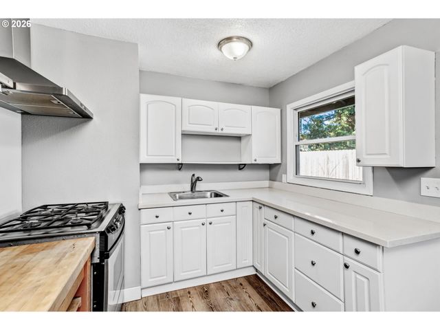 9926 N LOMBARD St, Portland, OR 97203