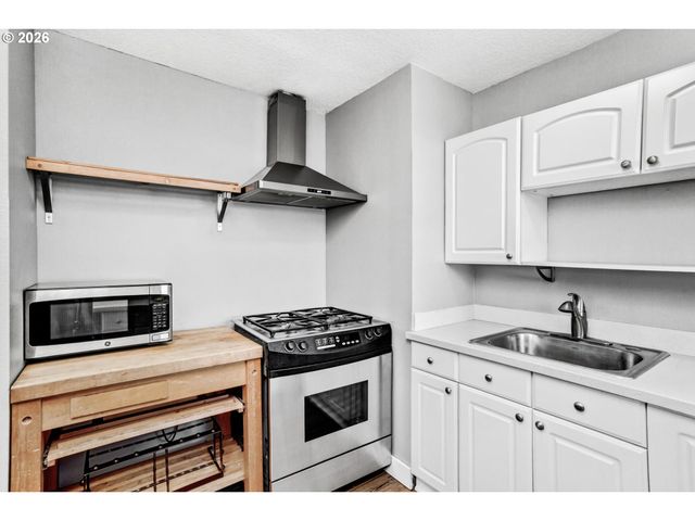 9926 N LOMBARD St, Portland, OR 97203