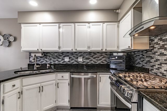 1228 Orleans Drive, Mundelein, IL 60060