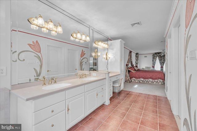 735 HARTFORD RD, Moorestown, NJ 08057