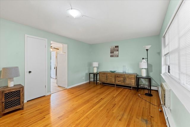 1725 Howard Avenue W 104, Des Plaines, IL 60018