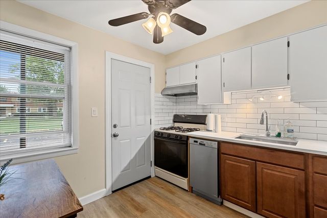 1725 Howard Avenue W 104, Des Plaines, IL 60018